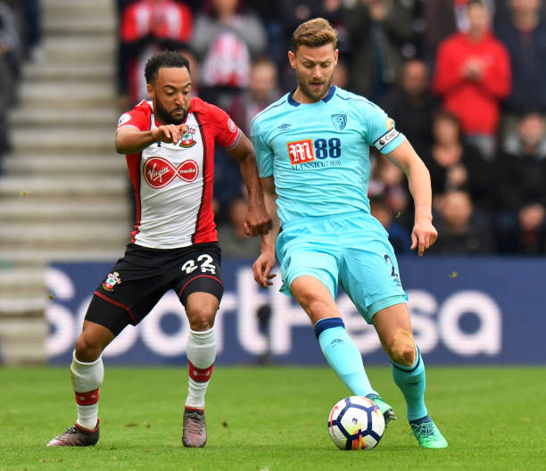 它不仅向社 它不仅向社